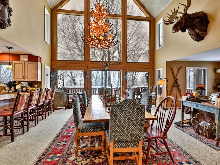 Great Eastern Slopeside Cabin living and dining area